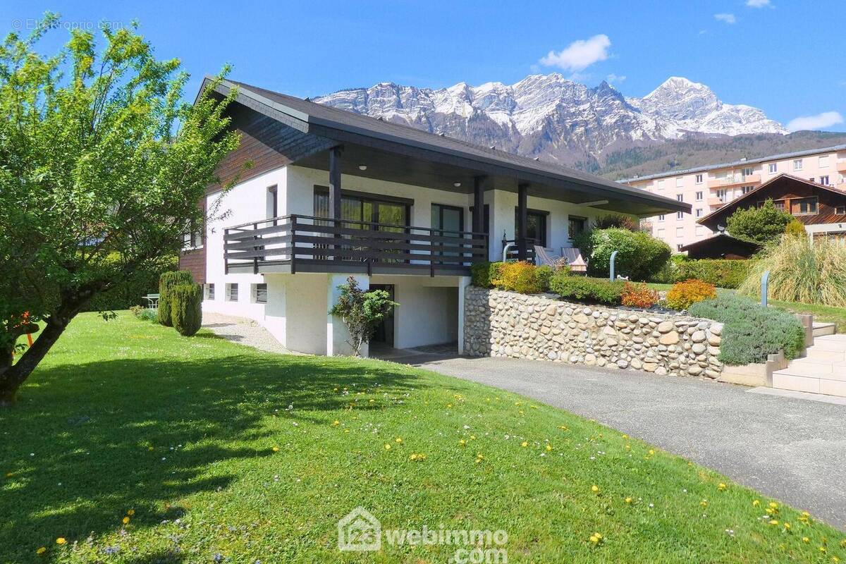 Découvrez cette belle habitation de 154 m², parfaite pour une famille en quête de confort et d?espace. - Maison à UGINE