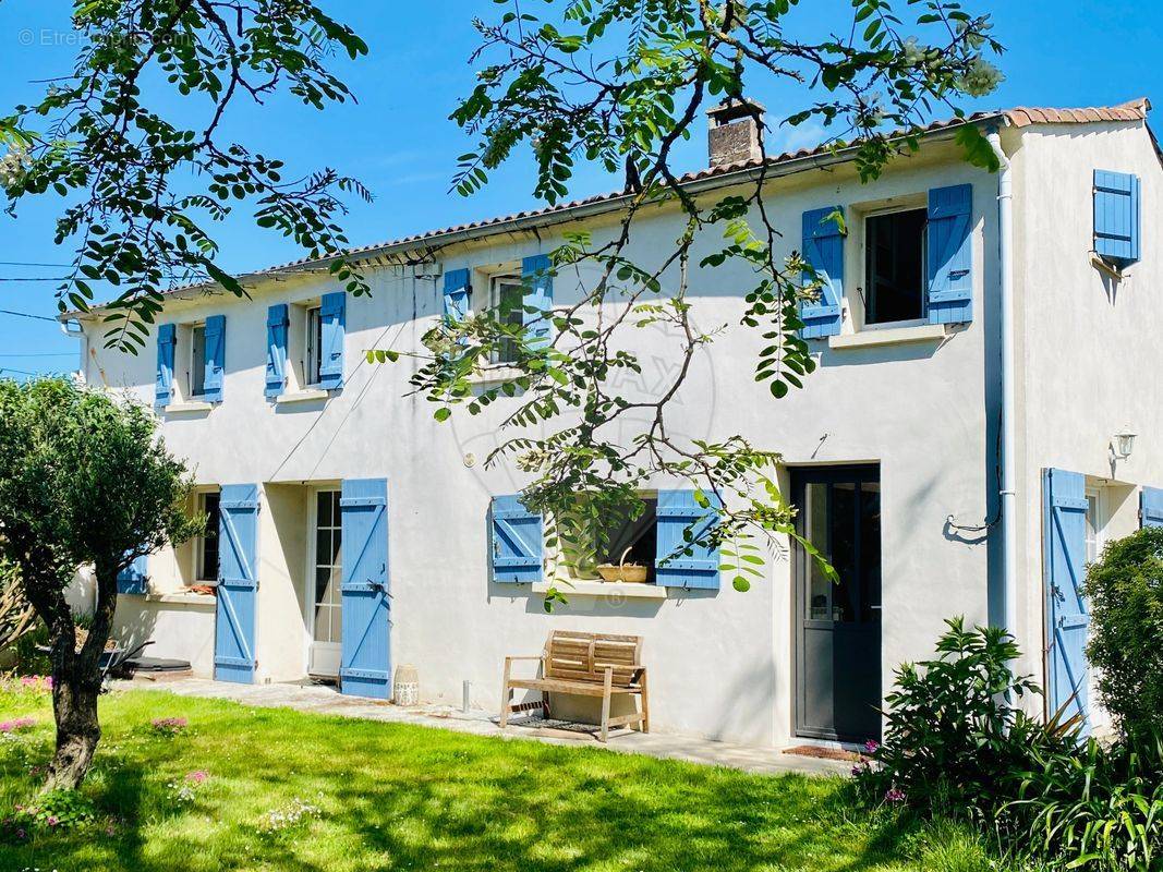 Maison à CHAILLEVETTE