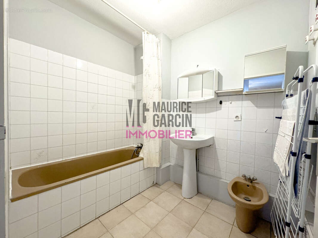 Appartement T3, dernier étage 84300 Cavaillon  - Appartement à CAVAILLON