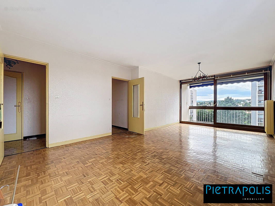 Appartement à SAINT-GENIS-LAVAL