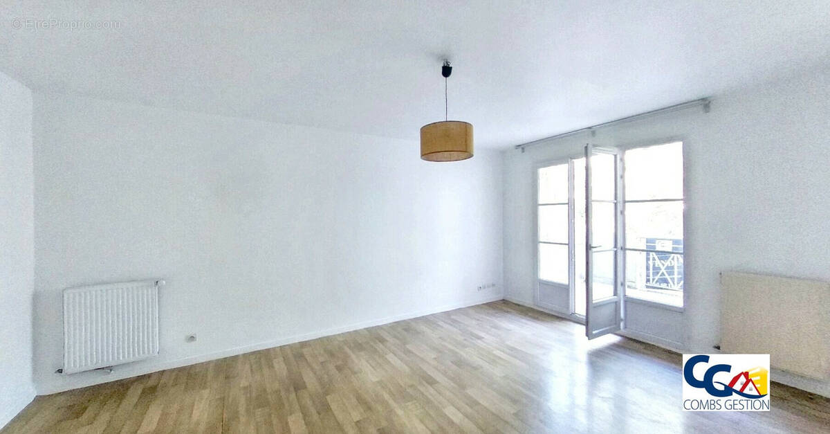 Appartement à COMBS-LA-VILLE