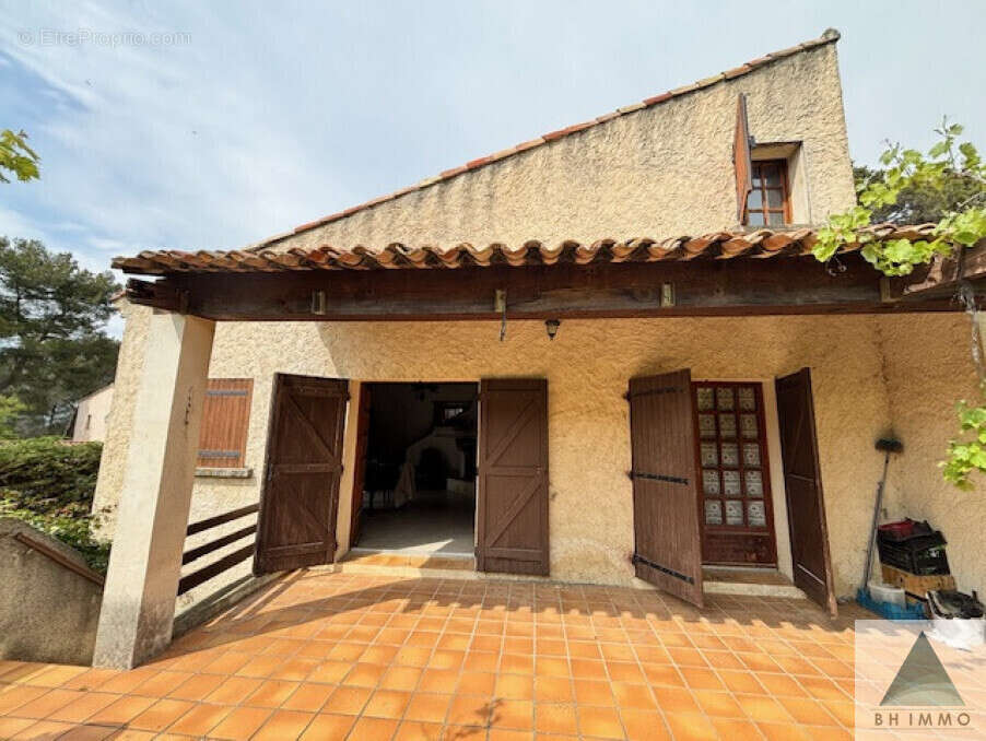 Maison à SIMIANE-COLLONGUE