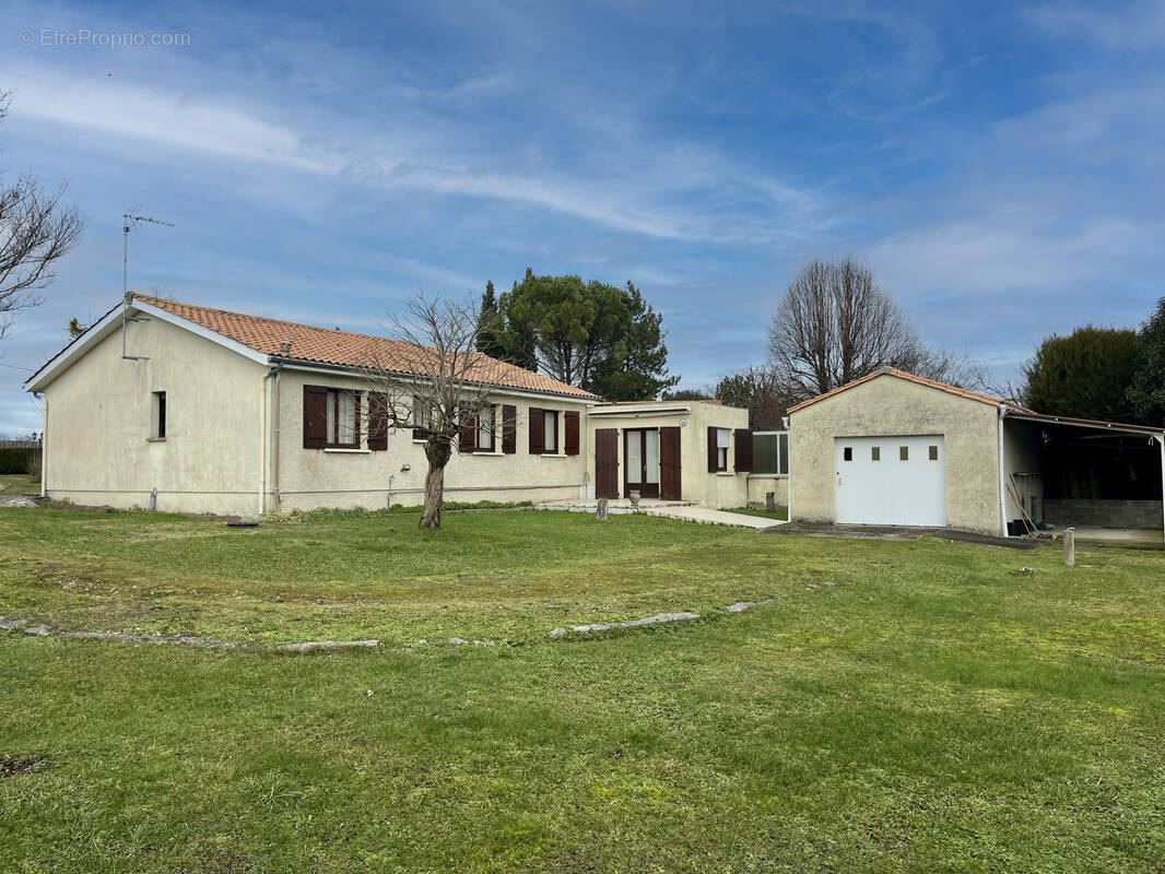 Maison à BARBEZIEUX-SAINT-HILAIRE