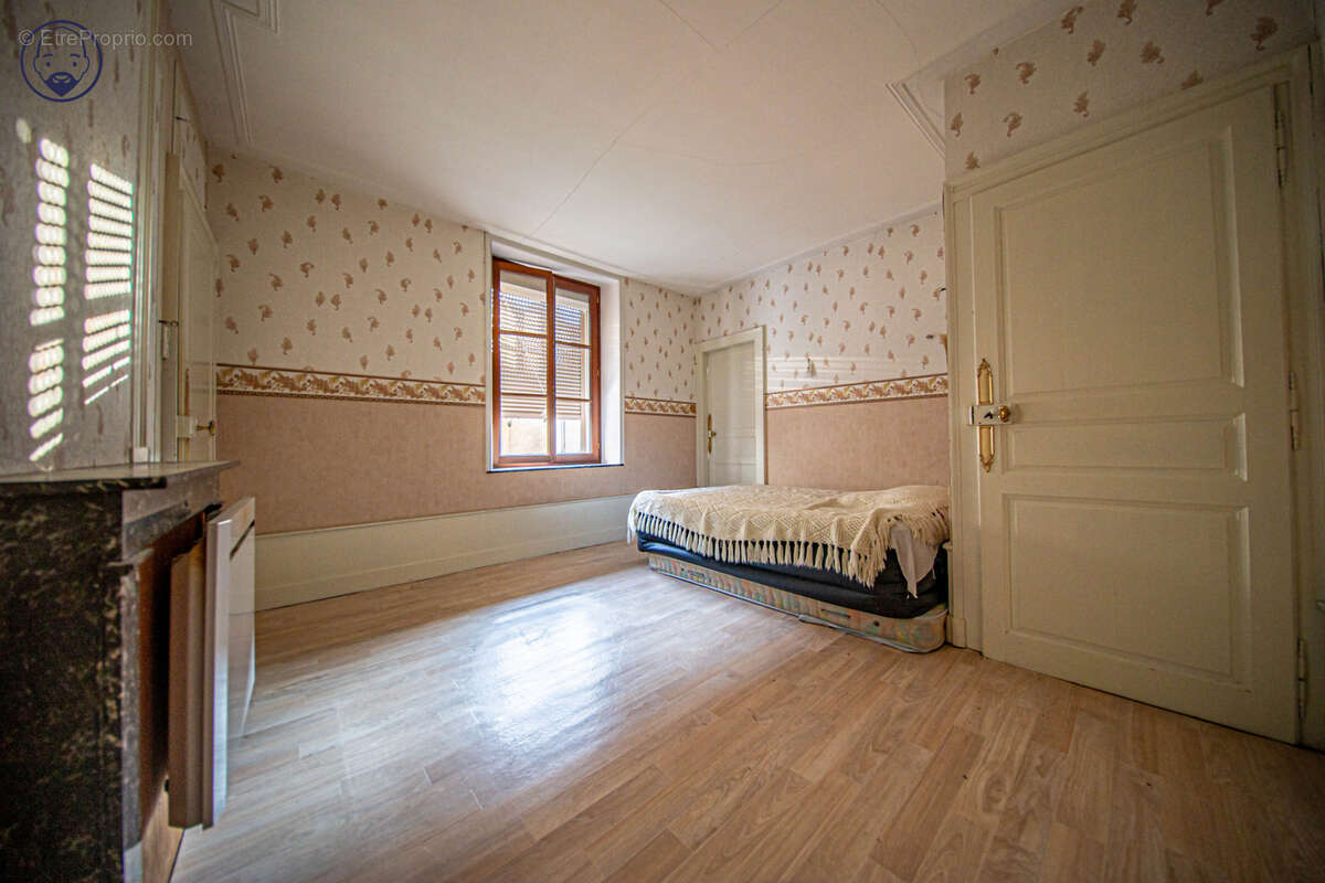 Maison à GONDRECOURT-LE-CHATEAU