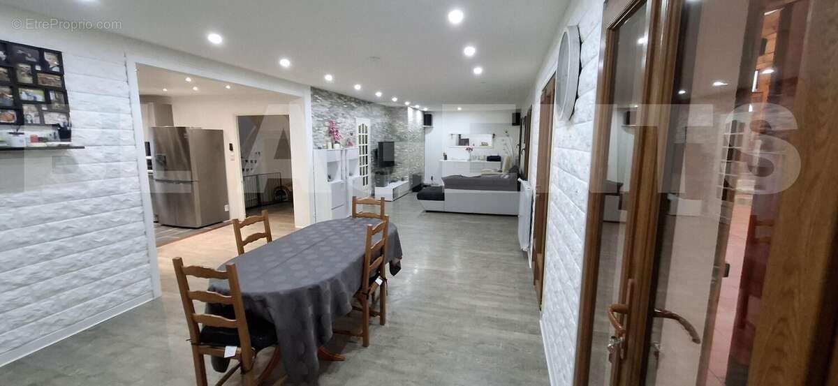 SALON  - Maison à POMMEUSE
