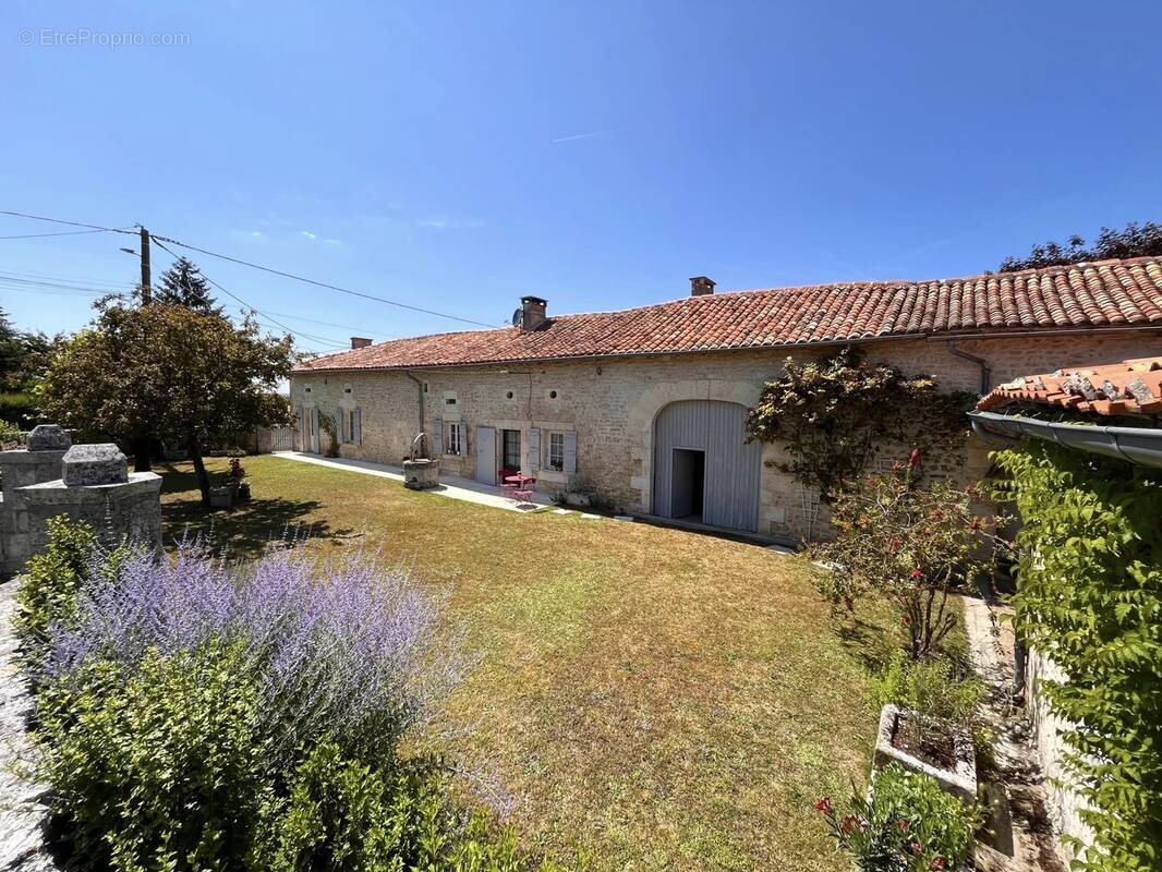 Maison à LA ROCHEBEAUCOURT-ET-ARGENTINE