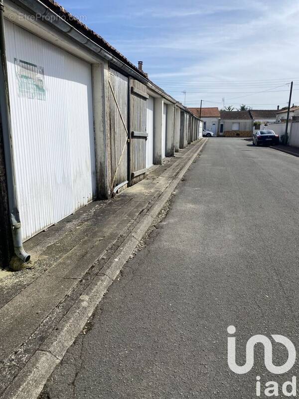 Photo 1 - Parking à ROCHEFORT