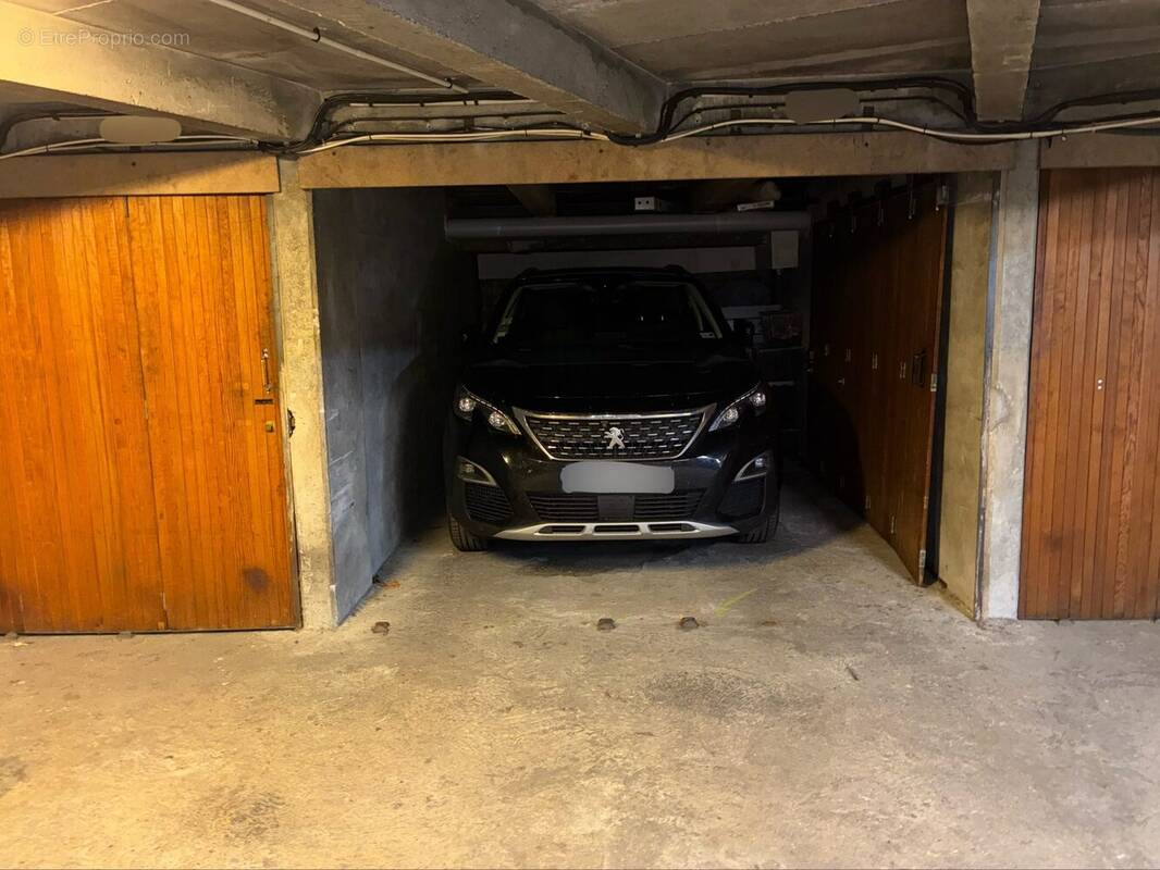 Parking à PARIS-16E
