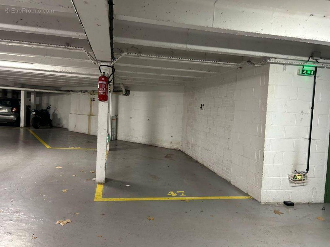 Parking à PARIS-17E