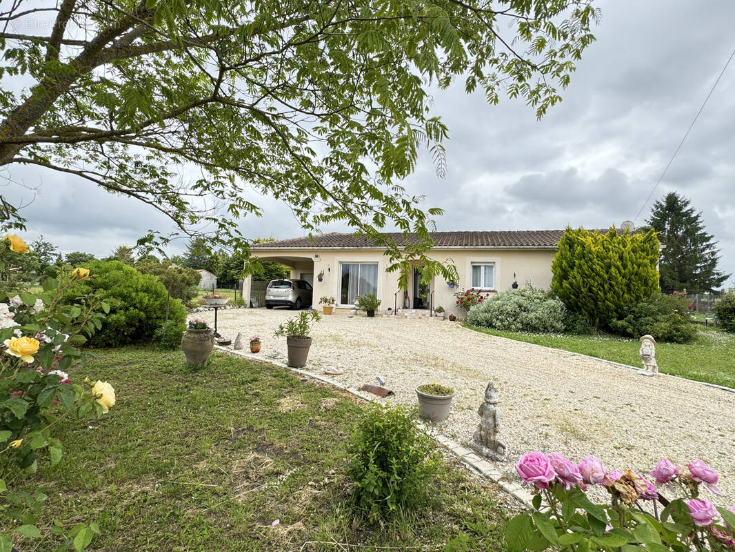 Maison à BARBEZIEUX-SAINT-HILAIRE