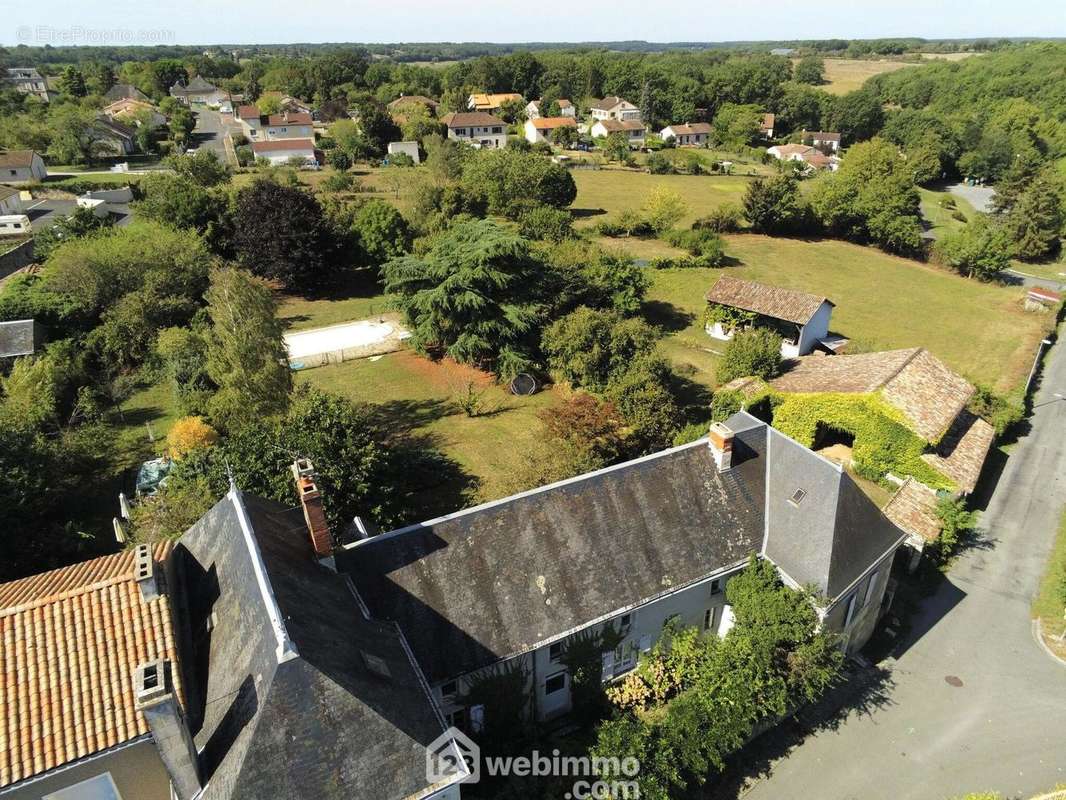 Implantée sur un terrain clos de 3126 m2. - Maison à ARCHIGNY