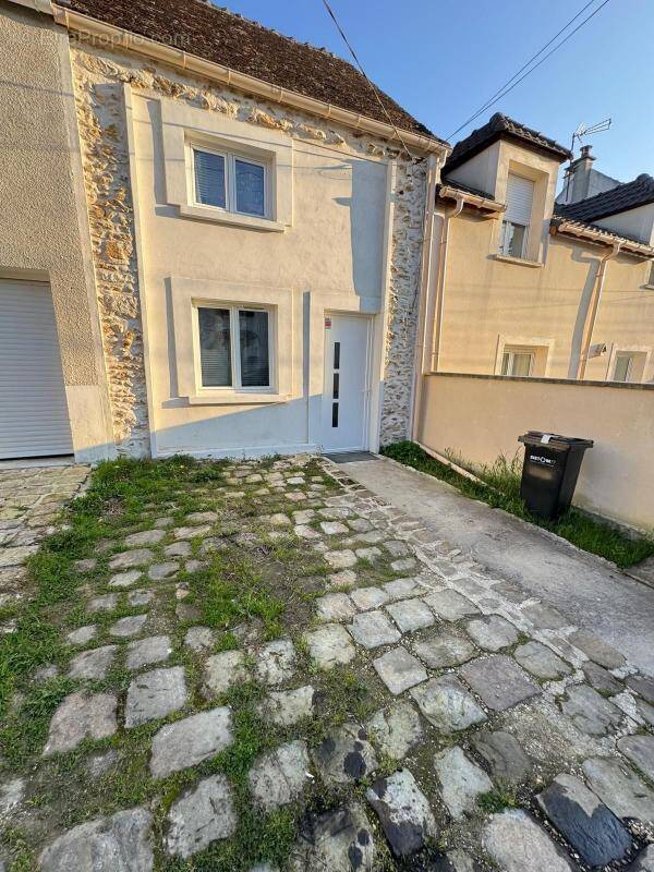 Maison à COURPALAY
