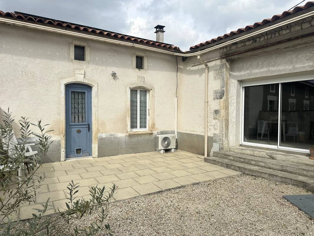Maison à BARBEZIEUX-SAINT-HILAIRE