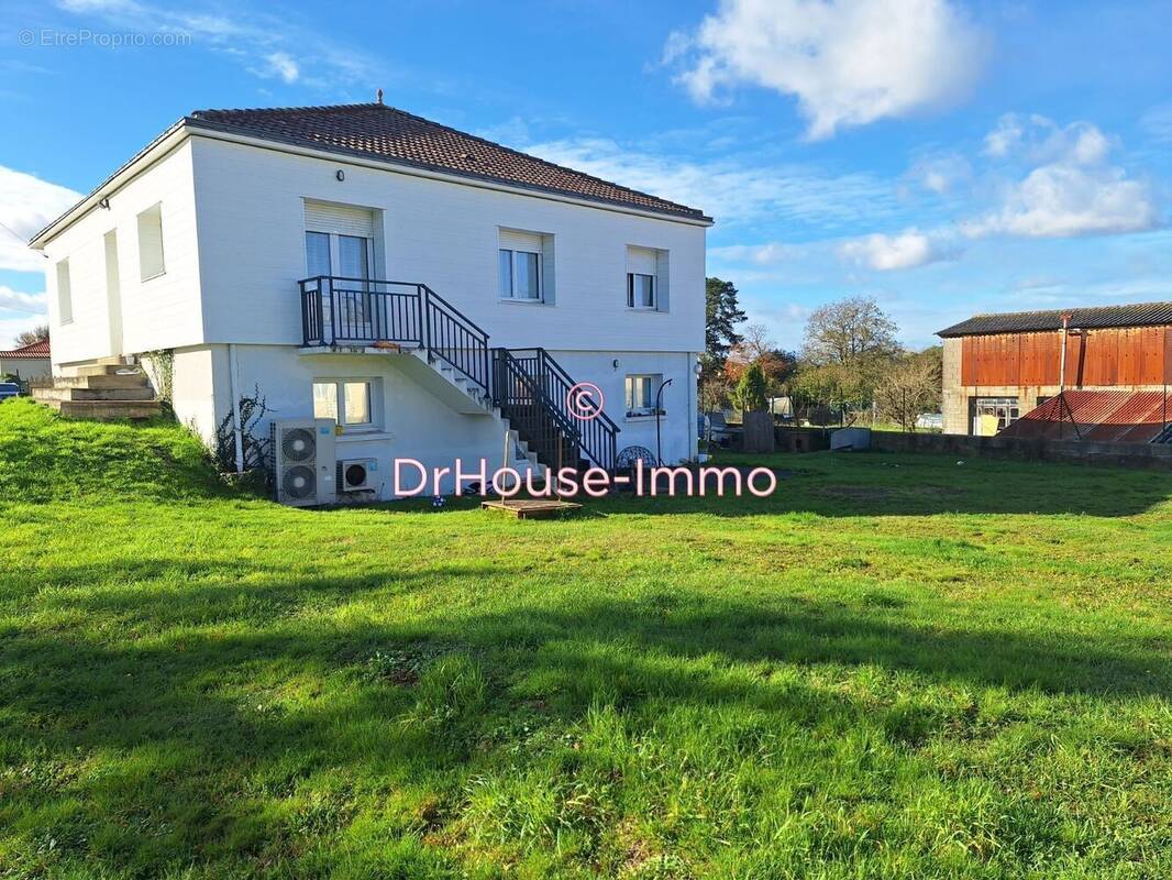 Maison à LA CHAIZE-LE-VICOMTE