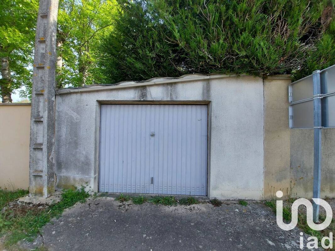 Photo 1 - Parking à MIGENNES