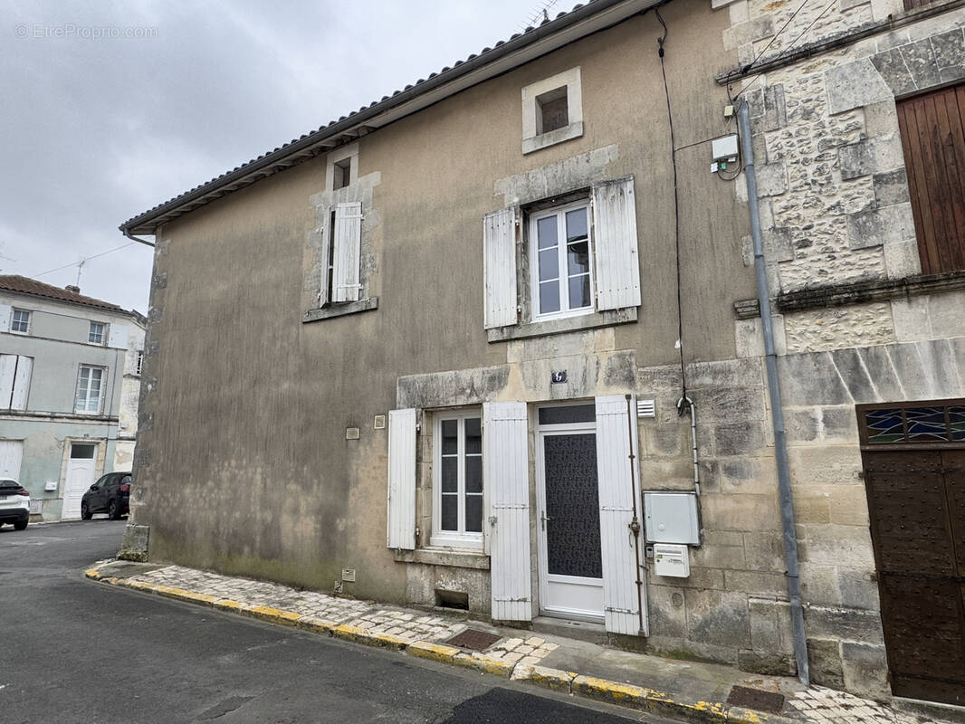 Maison à BARBEZIEUX-SAINT-HILAIRE