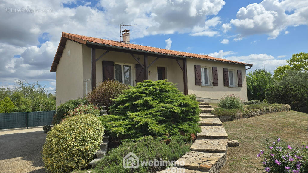 Idéalement située, à 20 mn de Poitiers, maison sur sous-sol, - Maison à NIEUIL-L&#039;ESPOIR