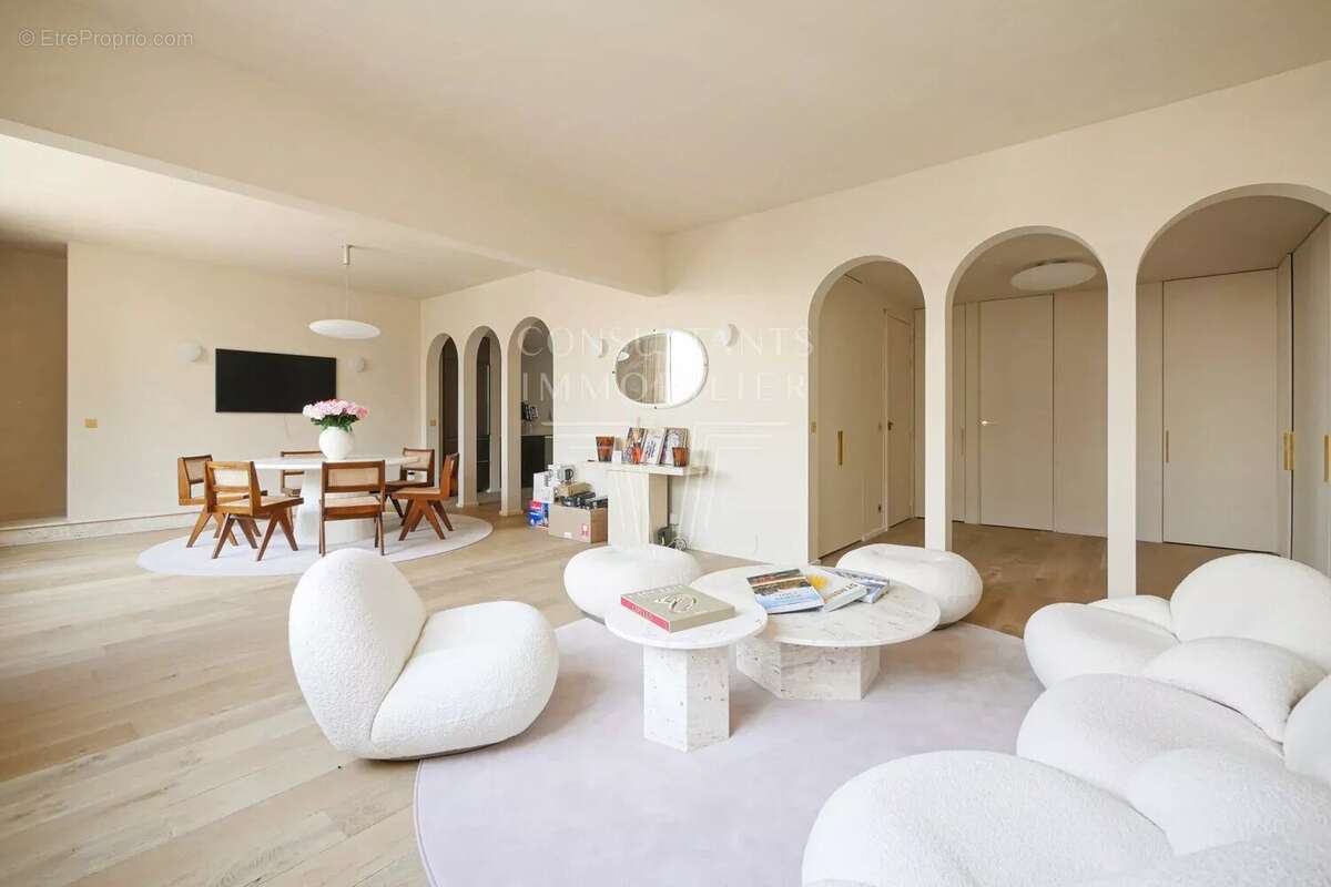 Appartement à PARIS-8E