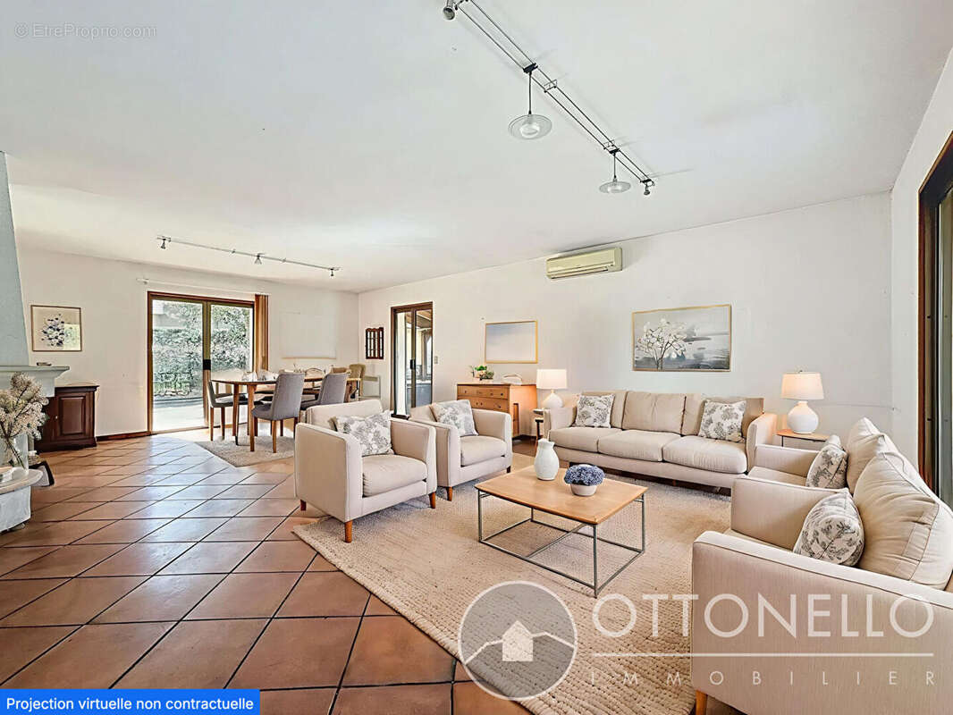Maison à ROQUEBRUNE-SUR-ARGENS