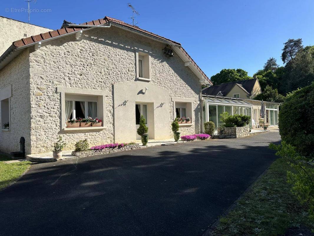 Maison à VENEUX-LES-SABLONS