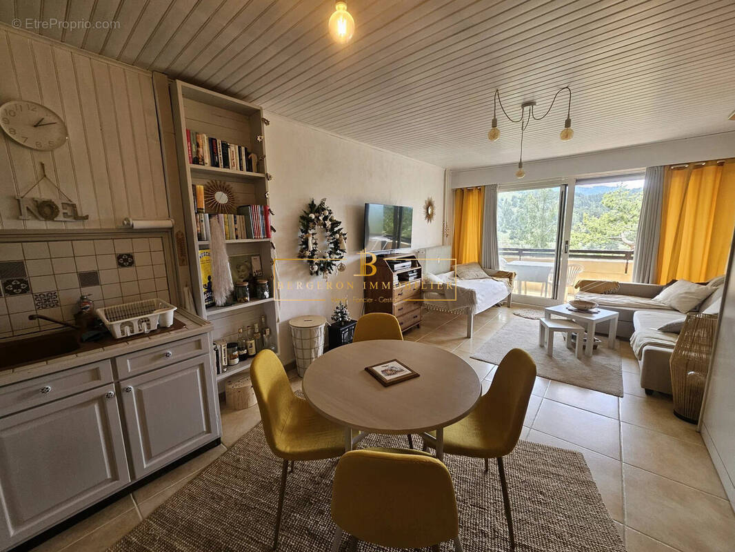 Appartement à GREOLIERES