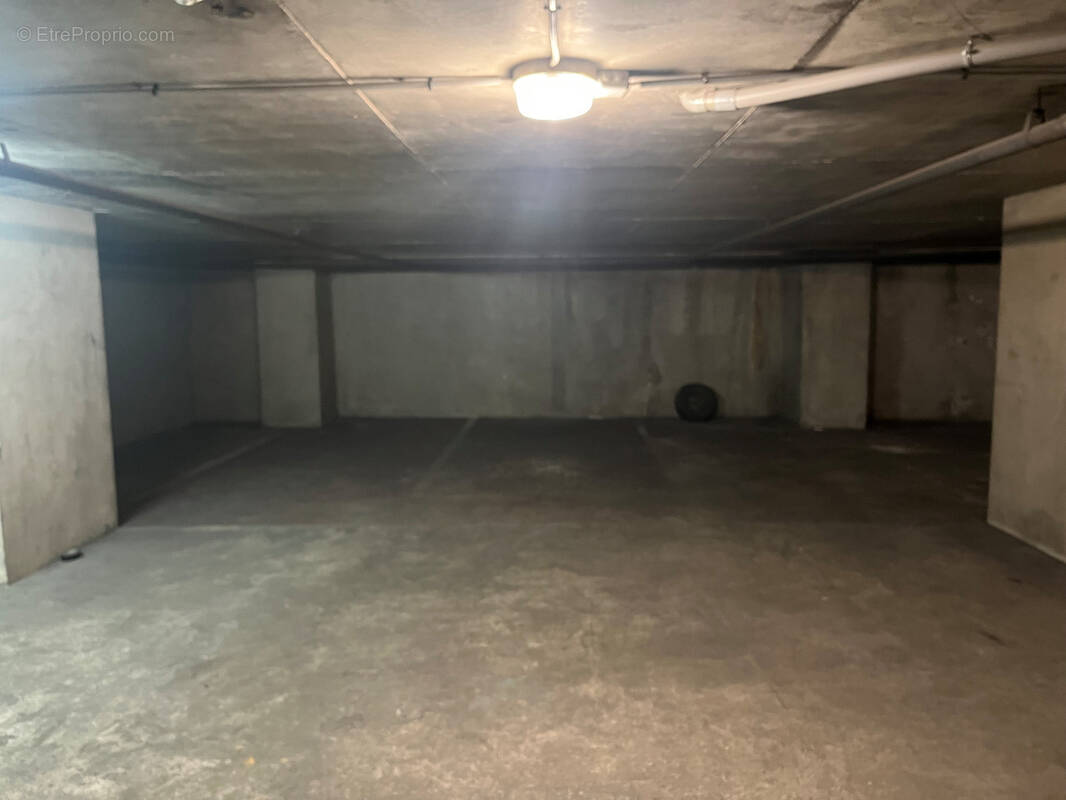 Parking à PARIS-18E