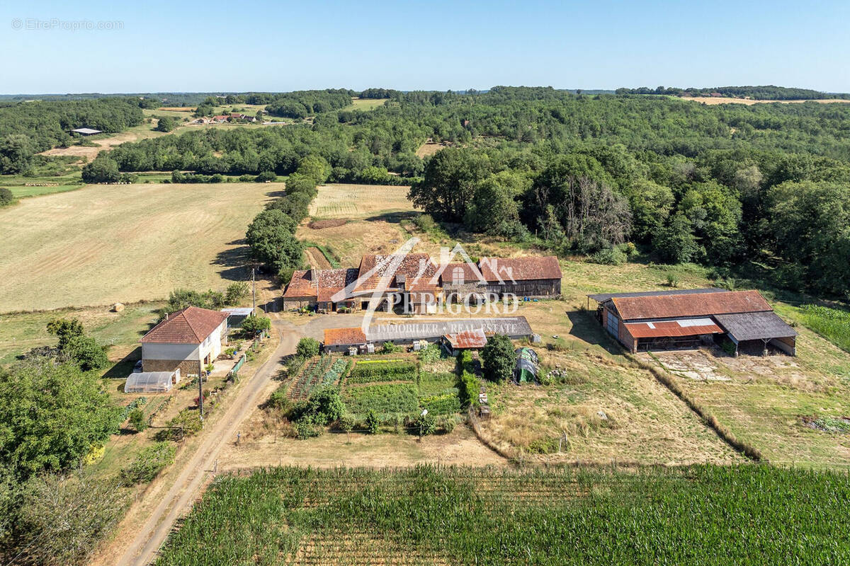 Maison à MAUZAC-ET-GRAND-CASTANG