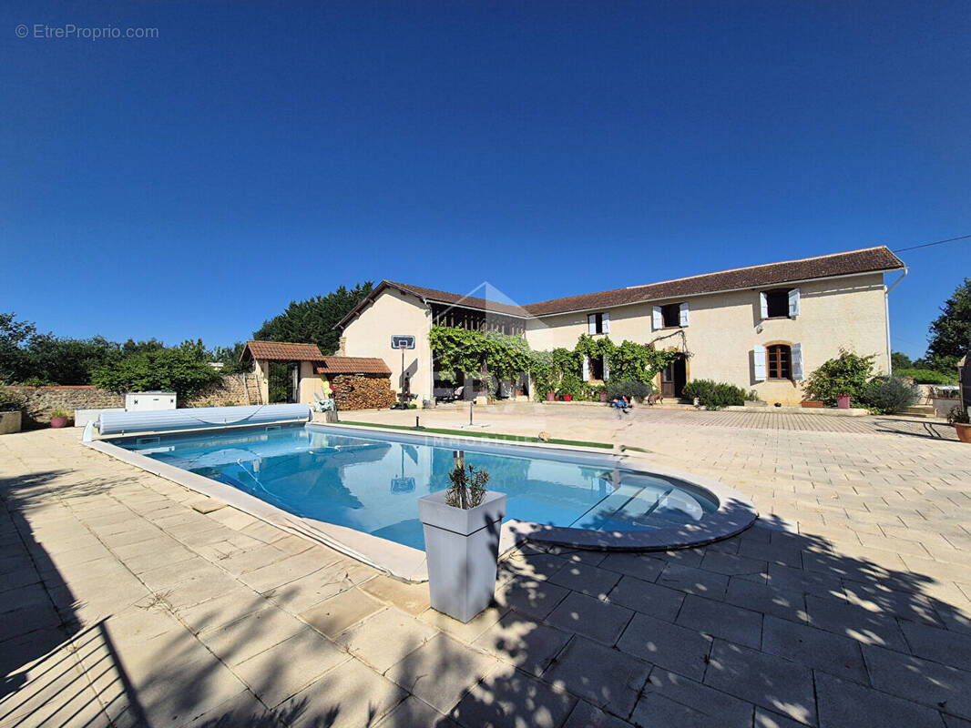 Maison à VILLECOMTAL-SUR-ARROS