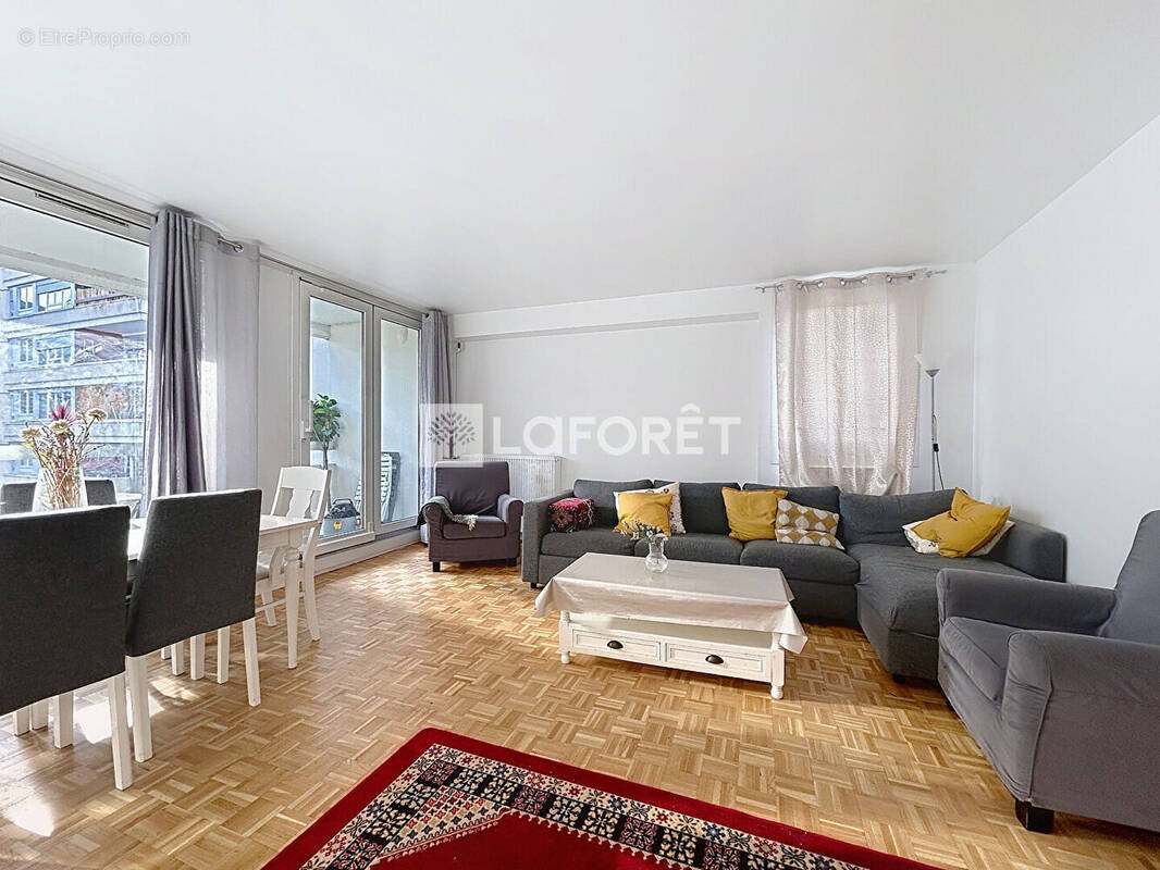 Appartement à COURBEVOIE