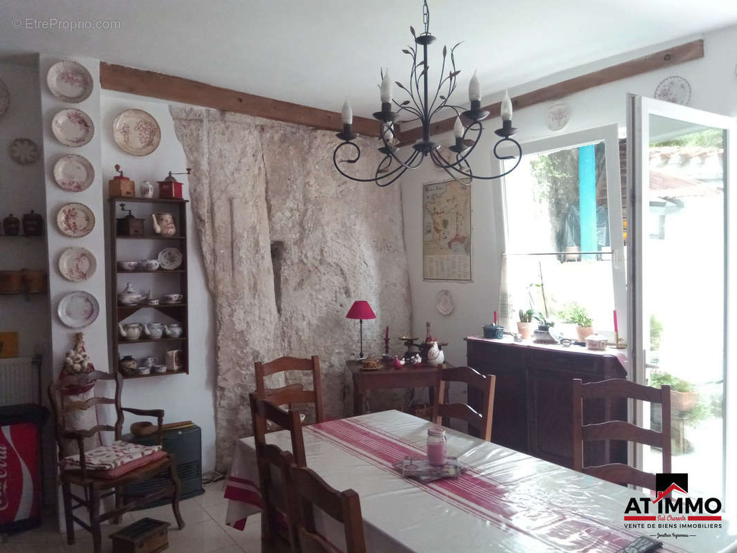 Salle à manger - Maison à AUBETERRE-SUR-DRONNE