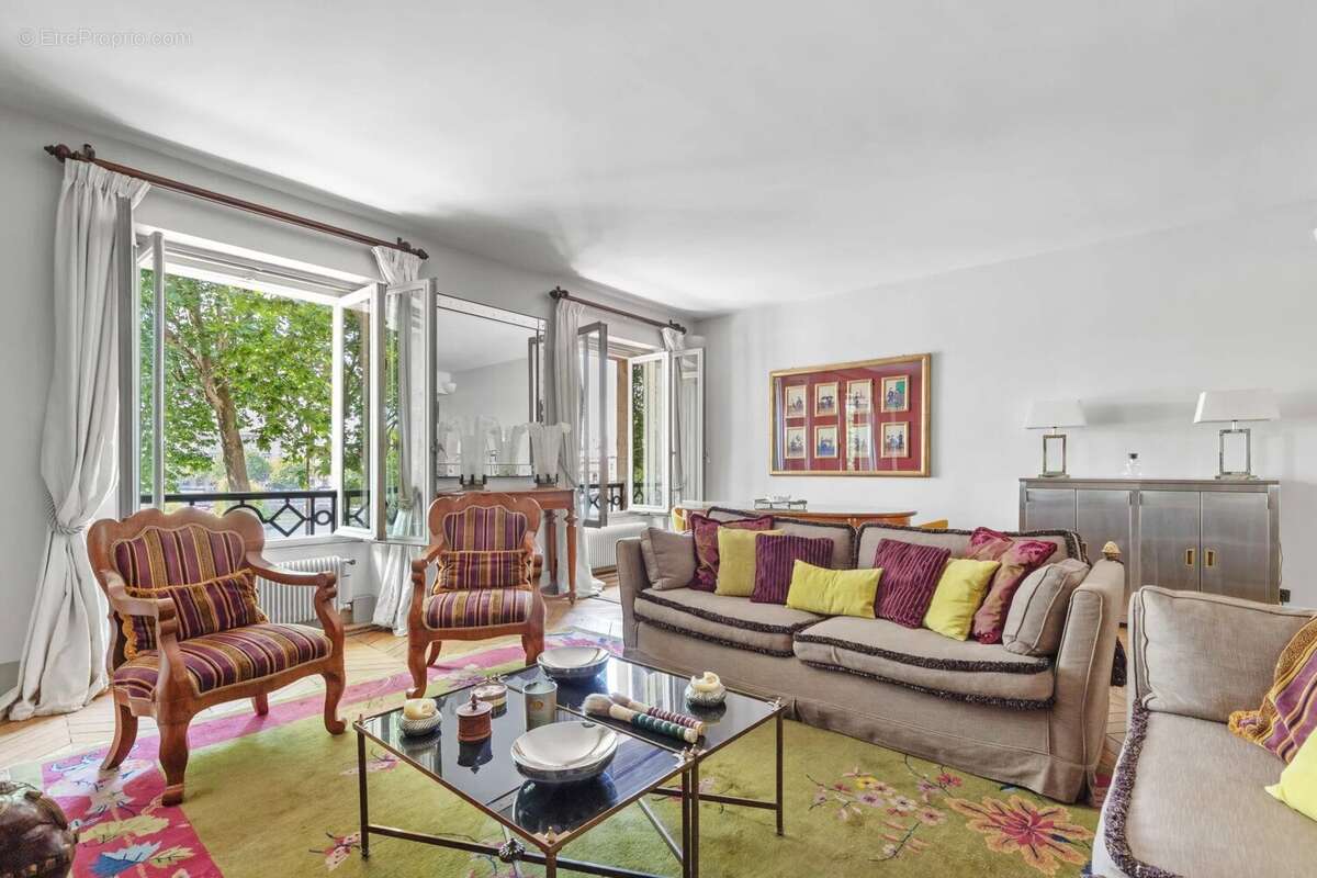 Appartement à PARIS-1E