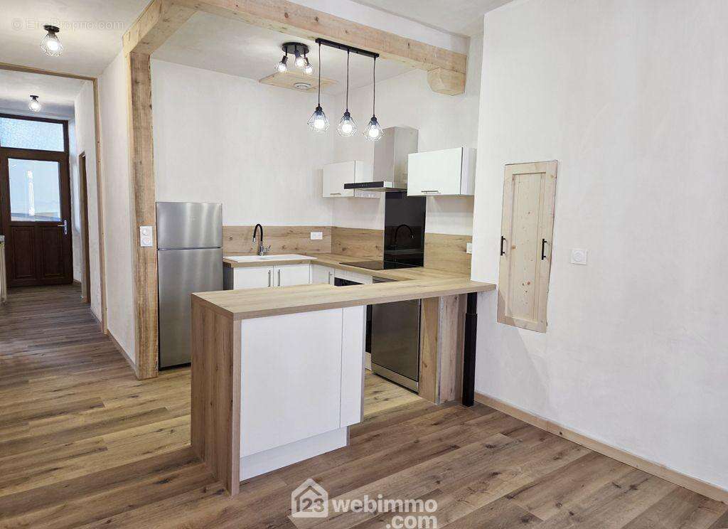 Sa cuisine ouverte est entièrement équipée. - Appartement à ALBERTVILLE