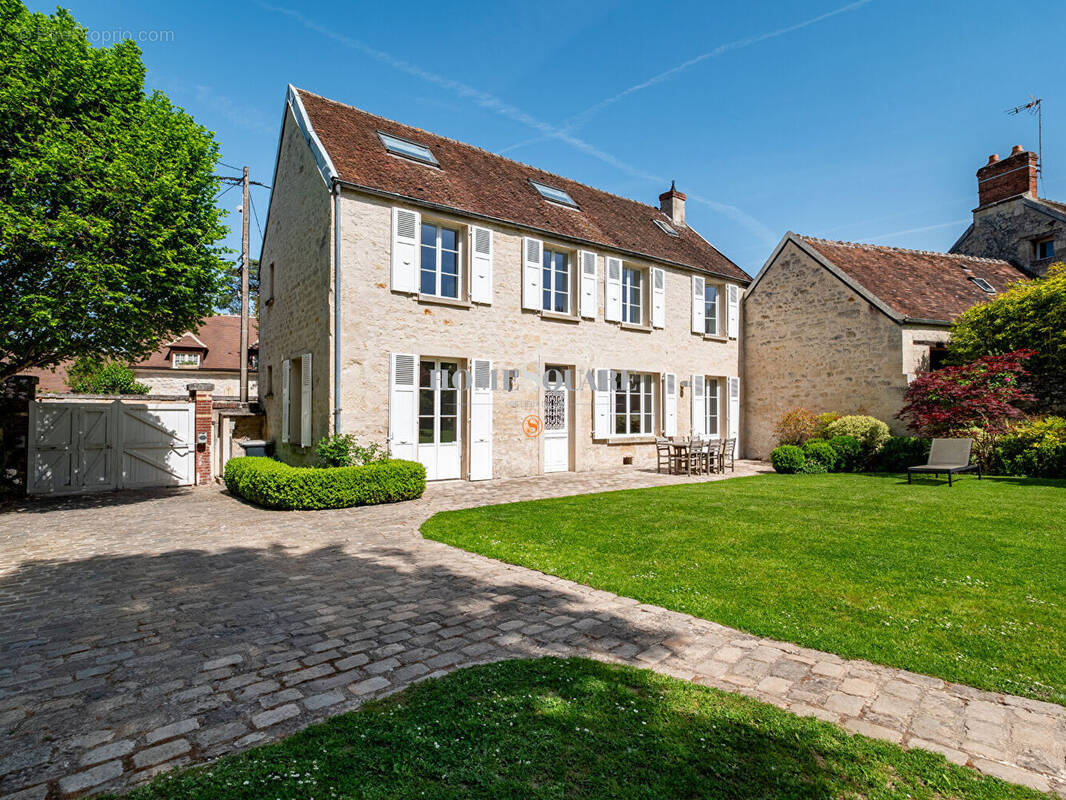 Maison à FLEURINES
