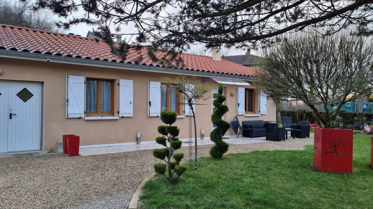Maison à JUJURIEUX