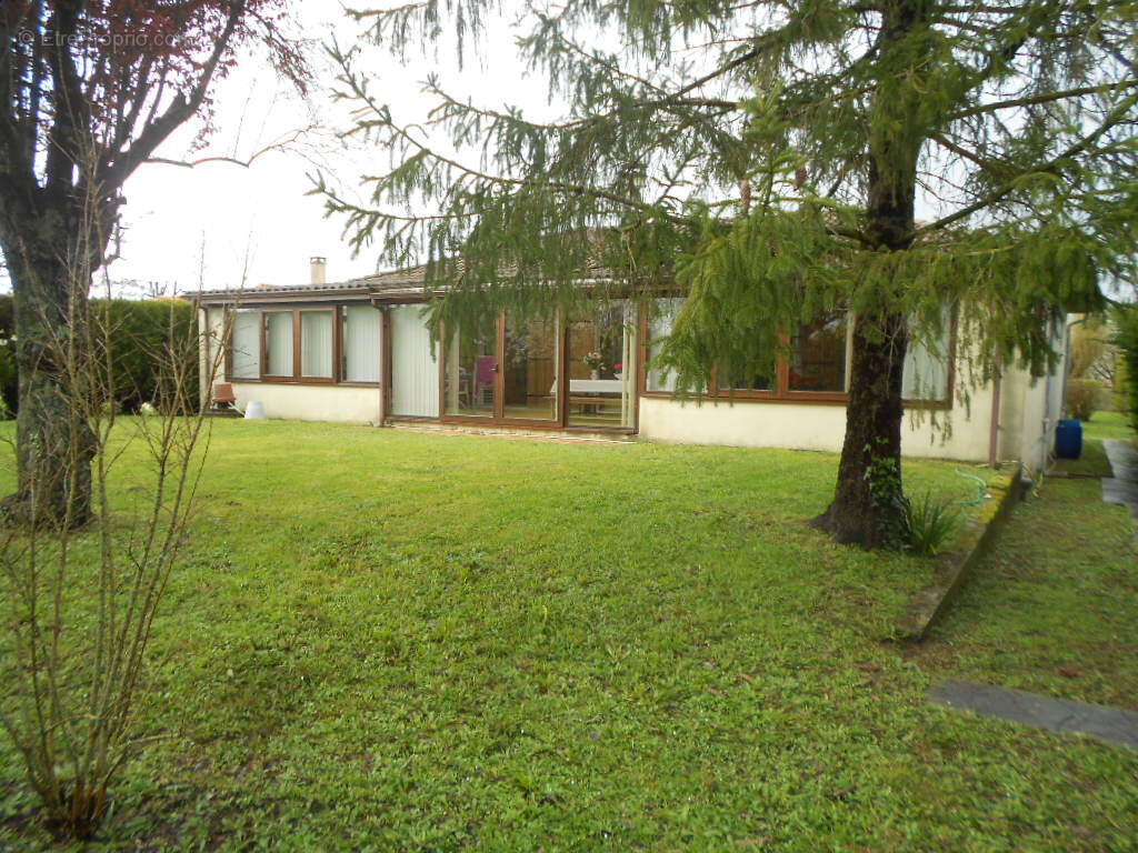 Maison à GENSAC-LA-PALLUE