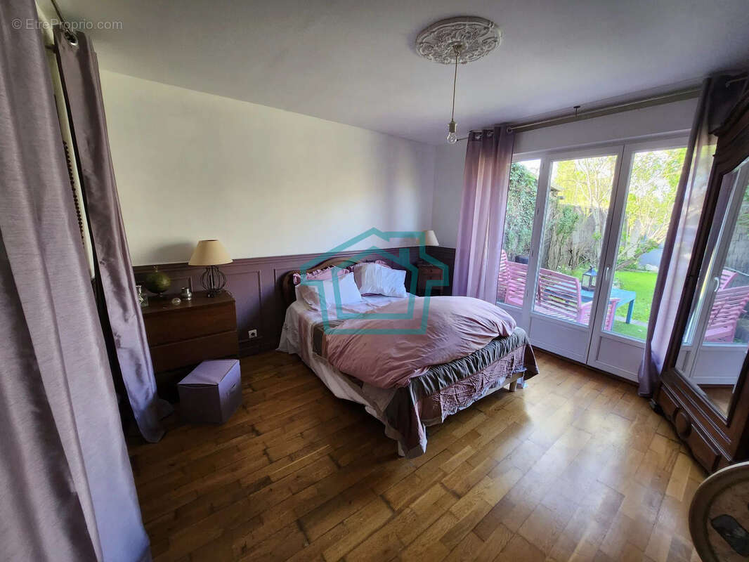 Maison à LA QUEUE-LES-YVELINES