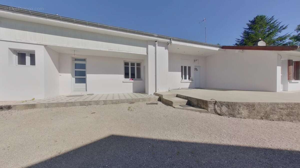 Maison à DOMMARTIN-LES-CUISEAUX