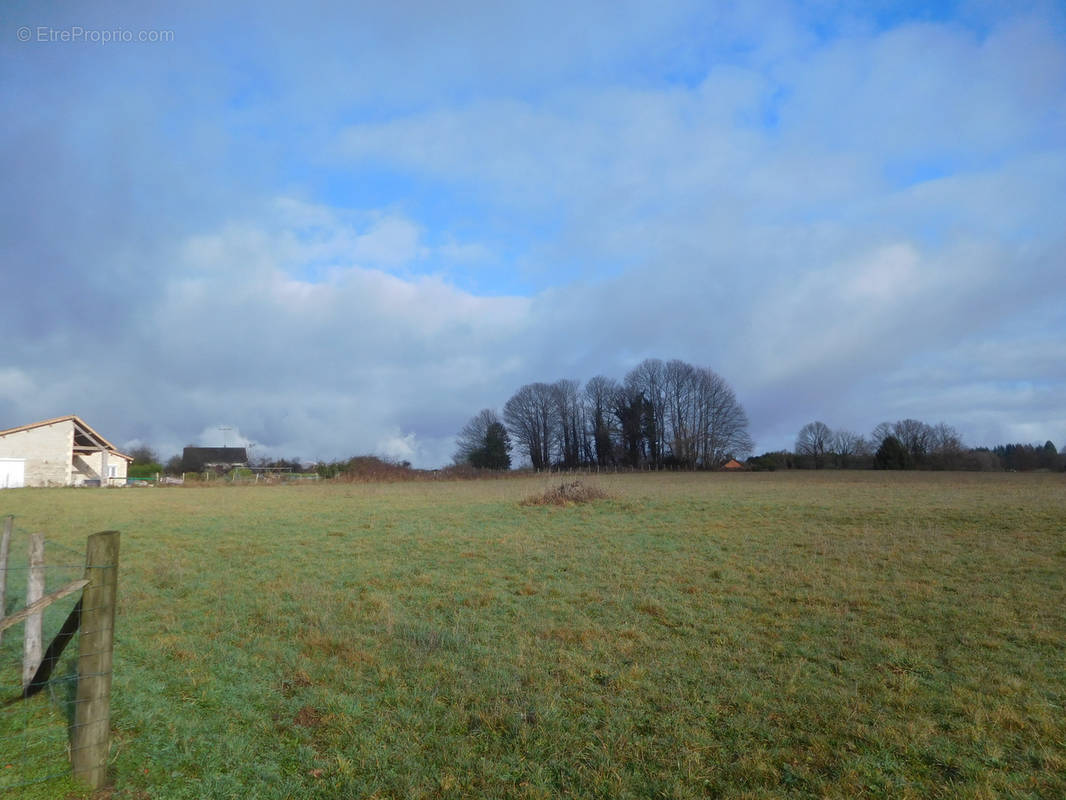 Terrain à JUMILHAC-LE-GRAND