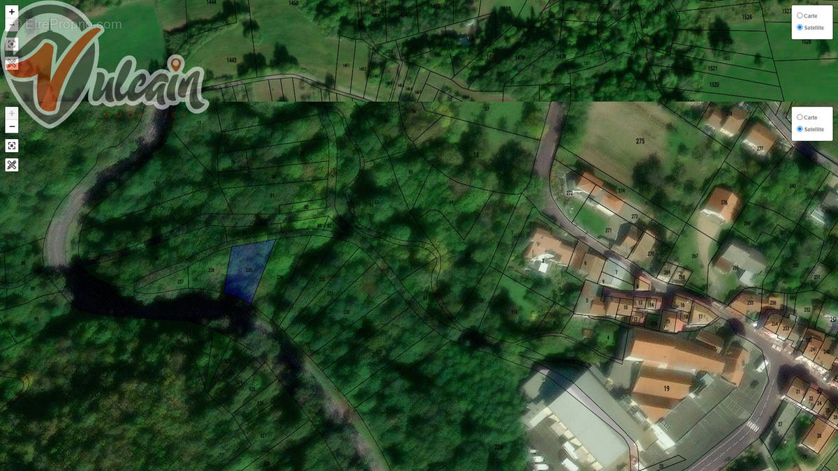 Terrain à SAYAT