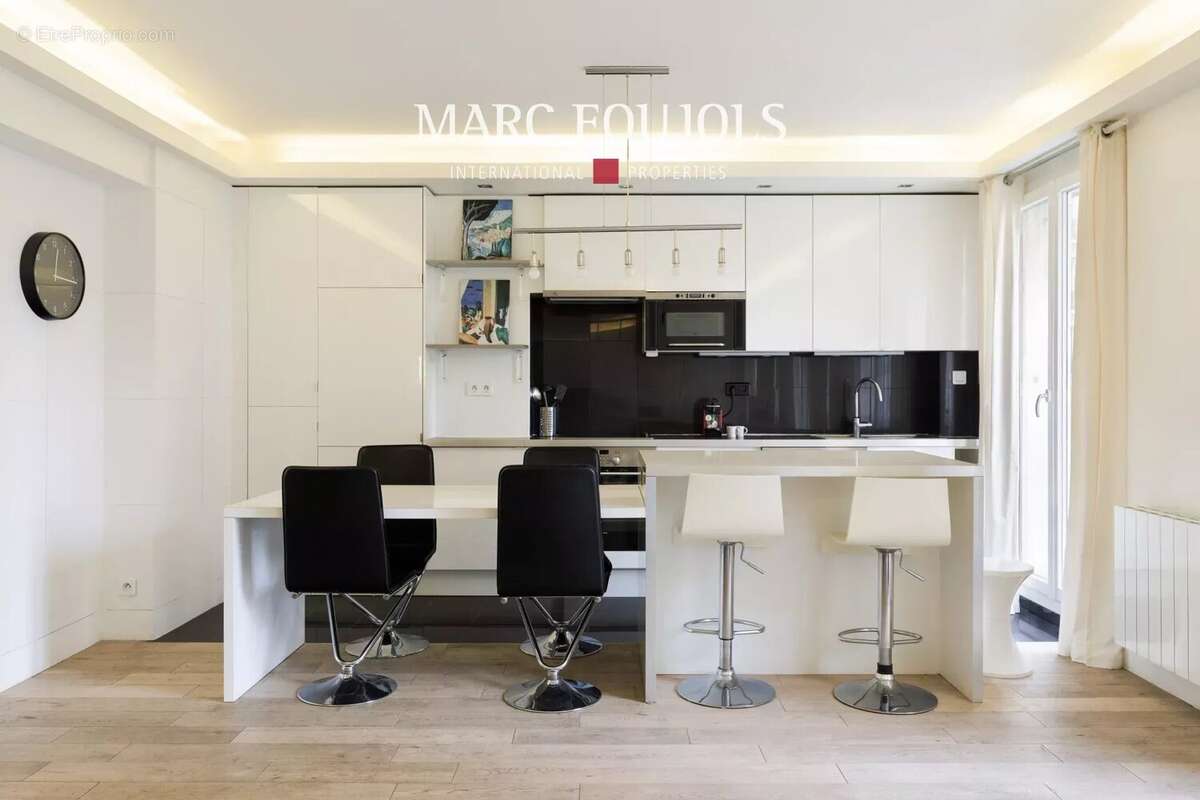 Appartement à PARIS-16E