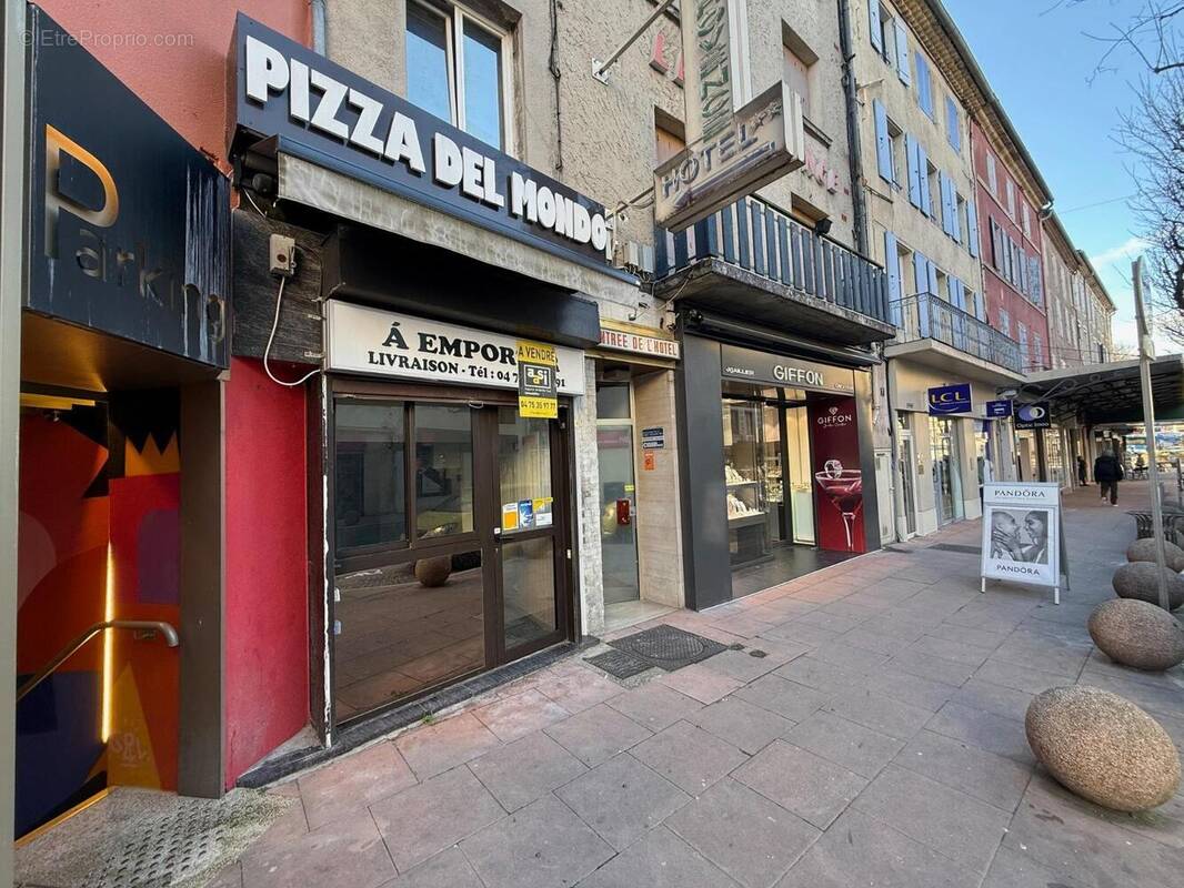   - Commerce à AUBENAS