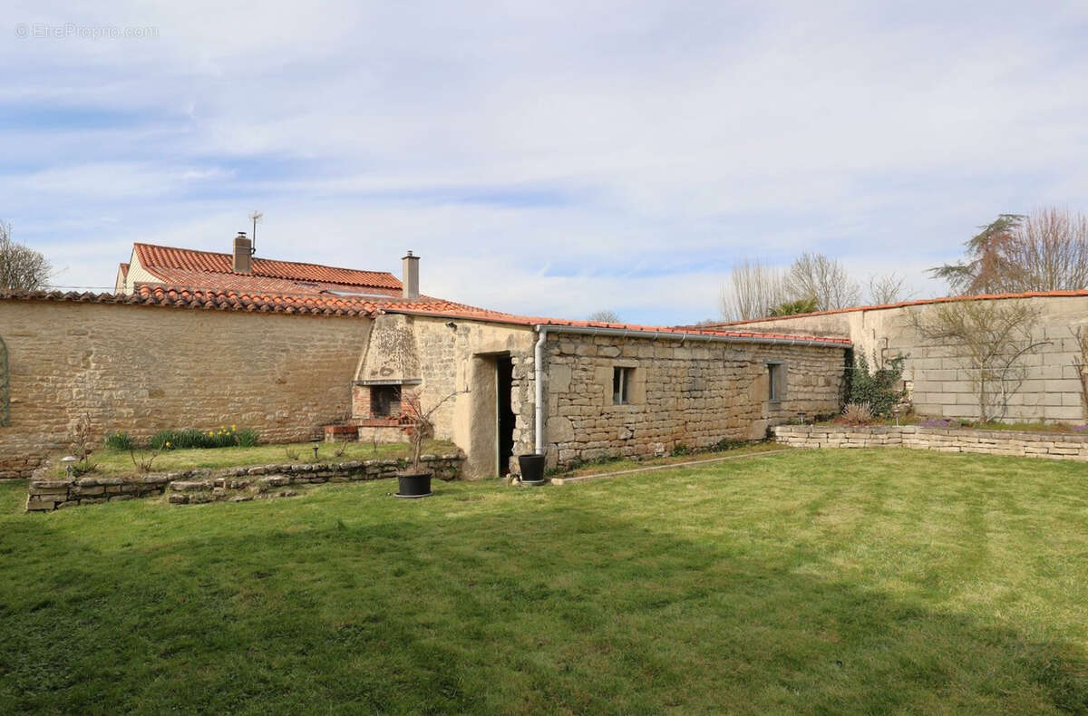 Maison à SAINT-MICHEL-LE-CLOUCQ