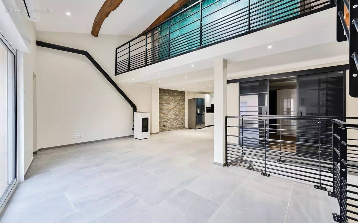 Appartement à GREZIEU-LA-VARENNE