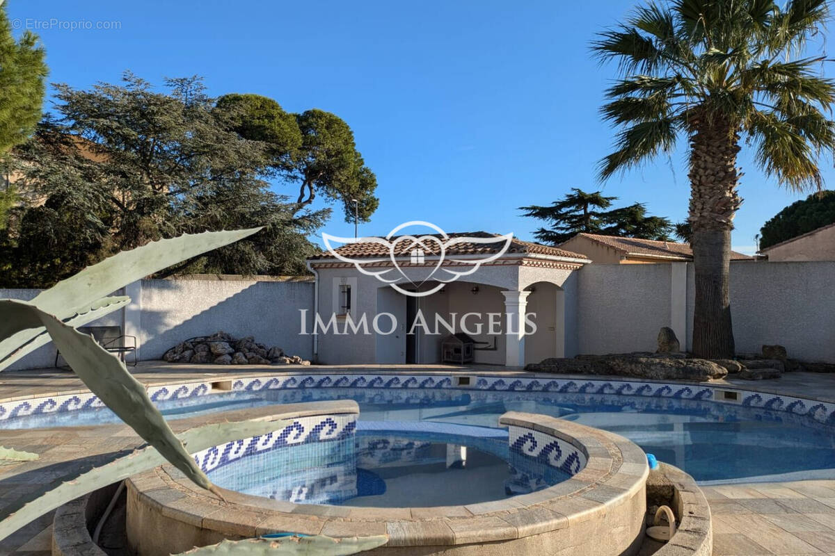Piscine - Maison à SAUVIAN