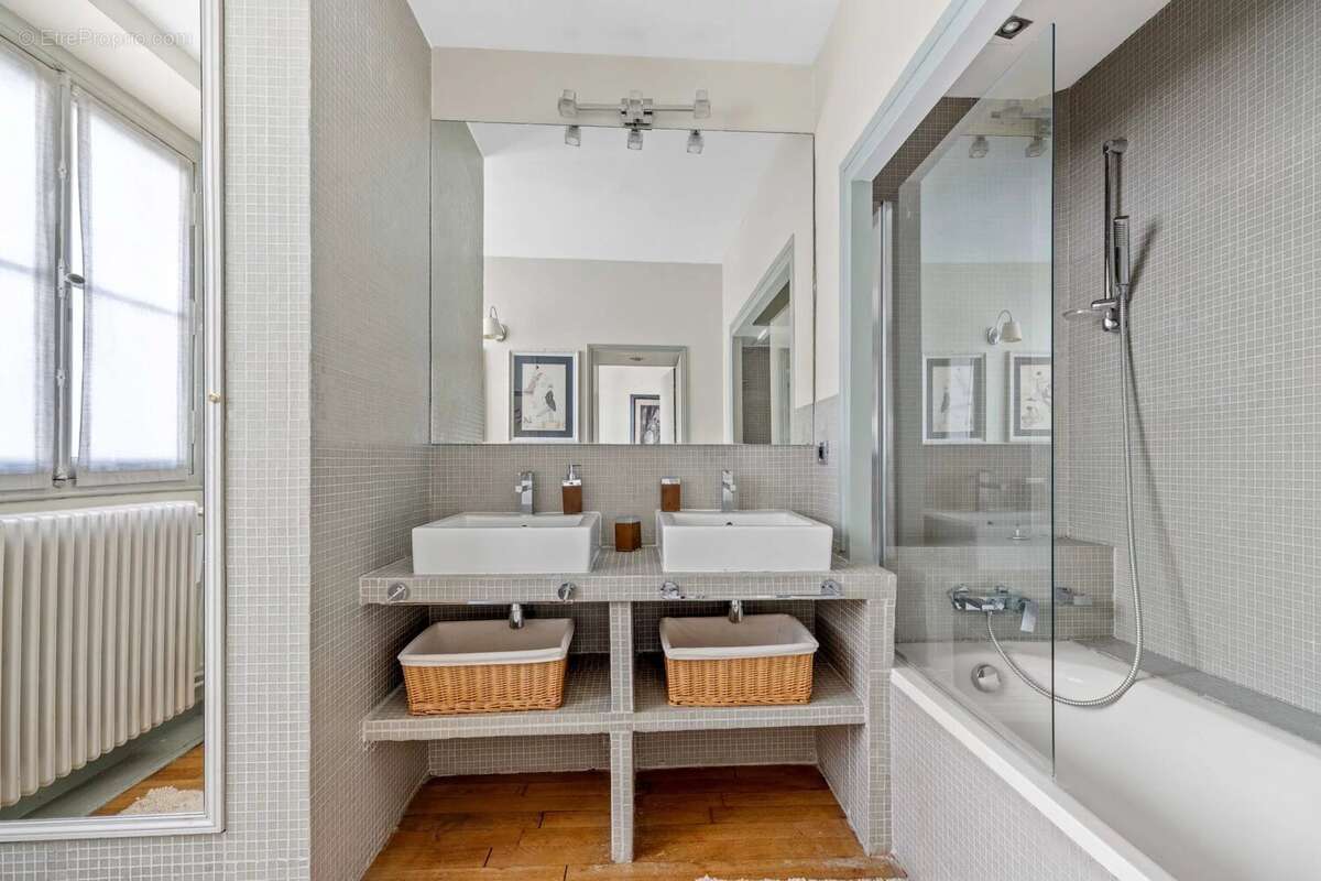 Appartement à PARIS-1E