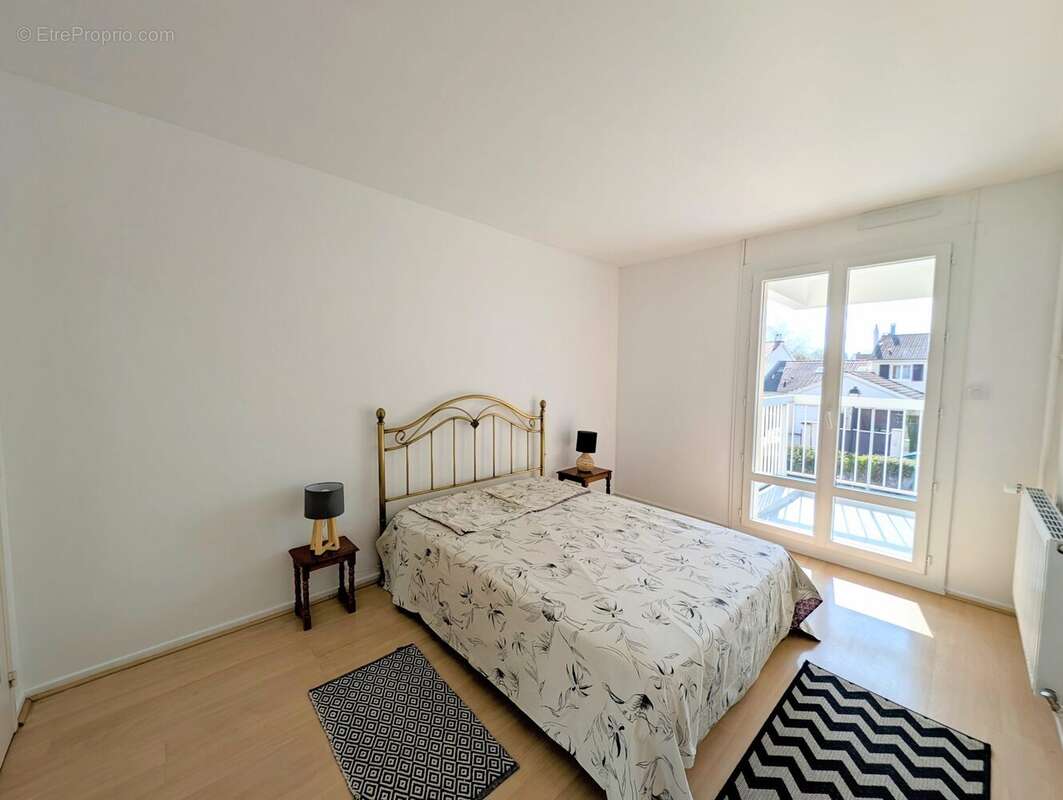 Appartement à LE MESNIL-SAINT-DENIS