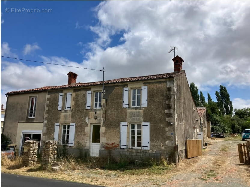 Maison à SAINT-MICHEL-LE-CLOUCQ