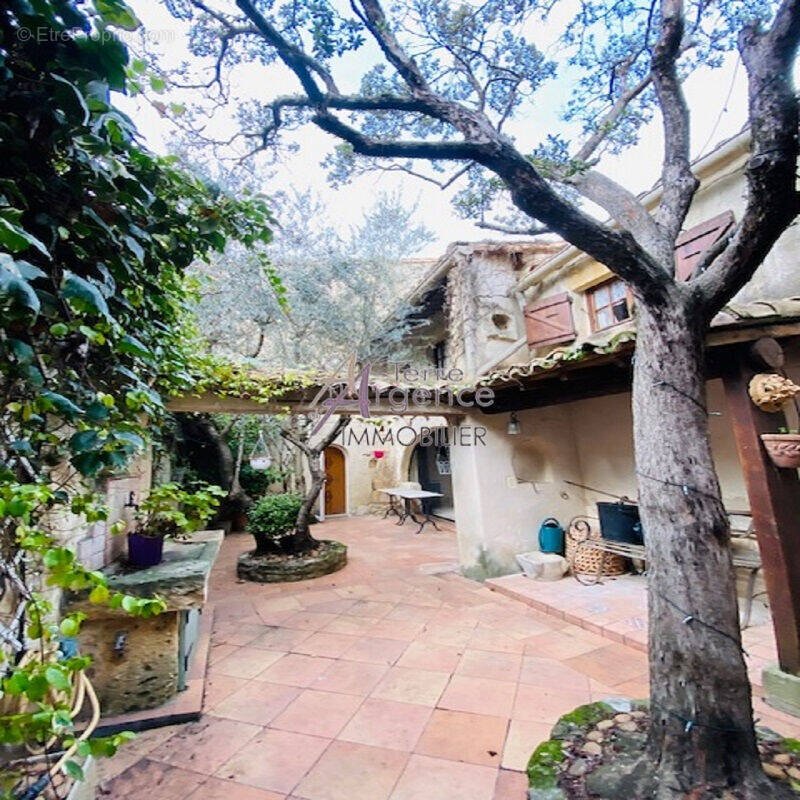 Maison à MEYNES