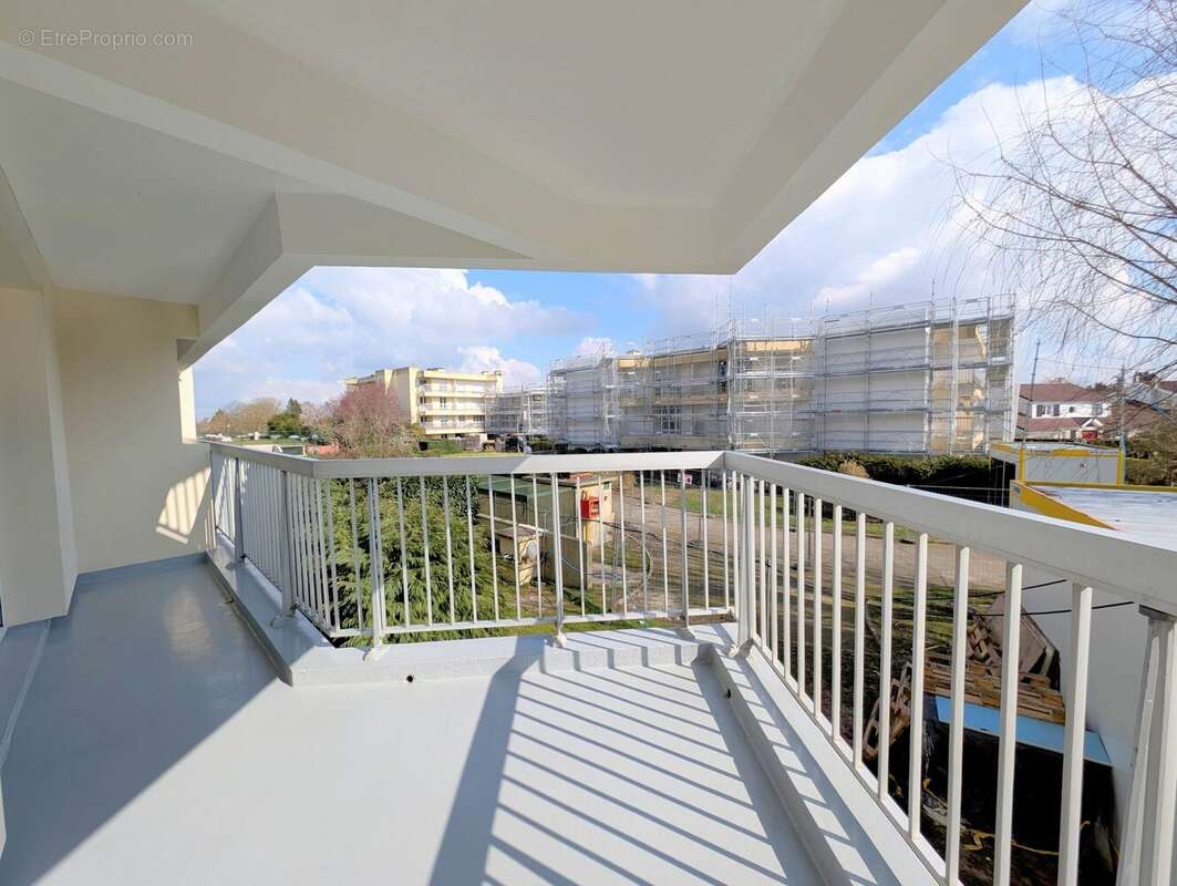 Appartement à LE MESNIL-SAINT-DENIS