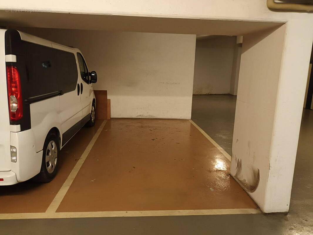 Parking à PARIS-18E